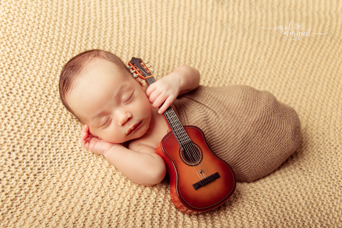 sommelier mirim vinho newborn recém nascido bebê fotografia retrato família Niterói Rio de Janeiro violão 