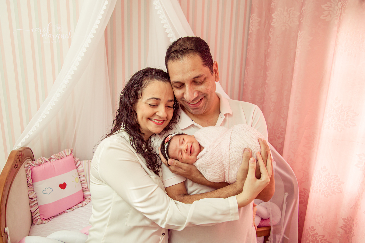 newborn recém nascido fotografia retrato Niterói Rio de Janeiro flores jardim floresta pastor menina família 