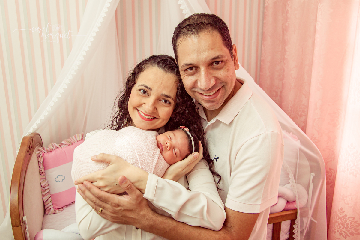 newborn recém nascido fotografia retrato Niterói Rio de Janeiro flores jardim floresta pastor menina família 