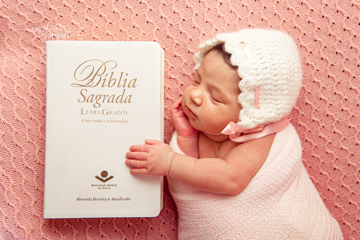 newborn recém nascido fotografia retrato Niterói Rio de Janeiro flores jardim floresta pastor menina família  bíblia igreja