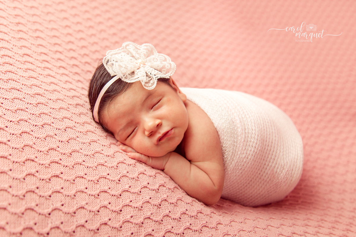 newborn recém nascido fotografia retrato Niterói Rio de Janeiro flores jardim floresta pastor menina família 