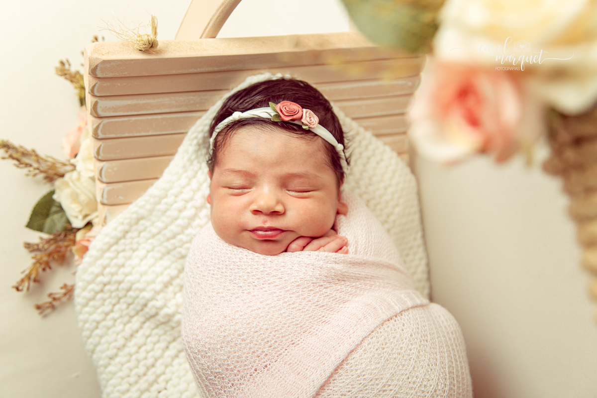 newborn recém nascido fotografia retrato Niterói Rio de Janeiro flores jardim floresta pastor menina família 