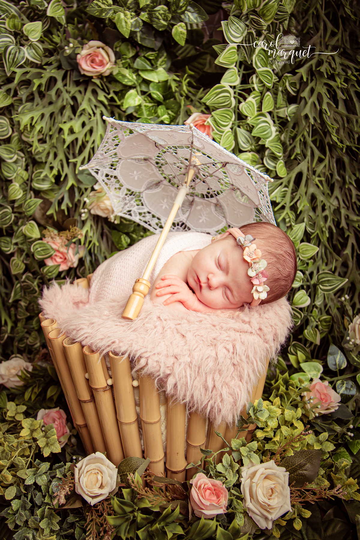 newborn recém nascido fotografia retrato ensaio infantil flores princesa amigurumi floresta encantada jardim