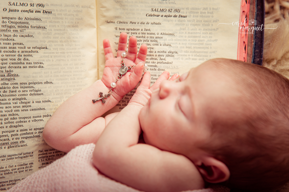 newborn recém nascido fotografia retrato ensaio infantil flores princesa amigurumi floresta encantada jardim