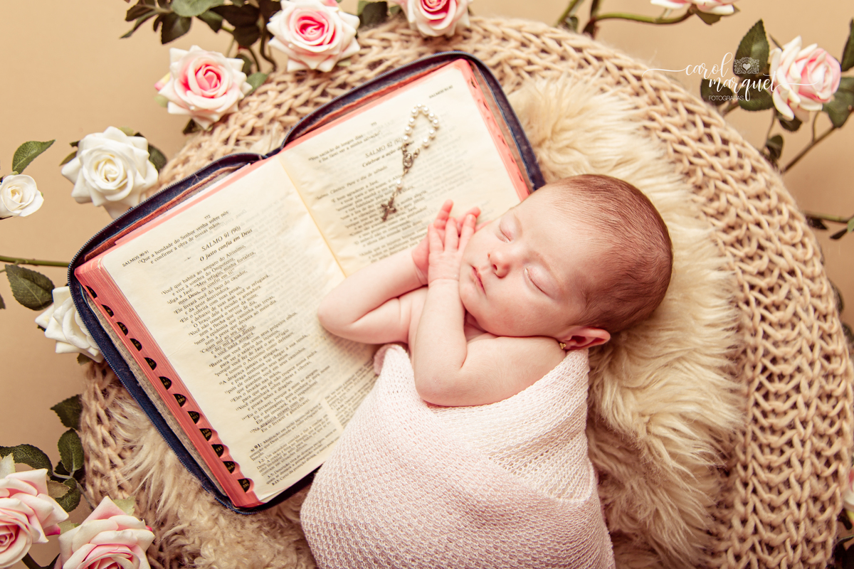 newborn recém nascido fotografia retrato ensaio infantil flores princesa amigurumi floresta encantada jardim