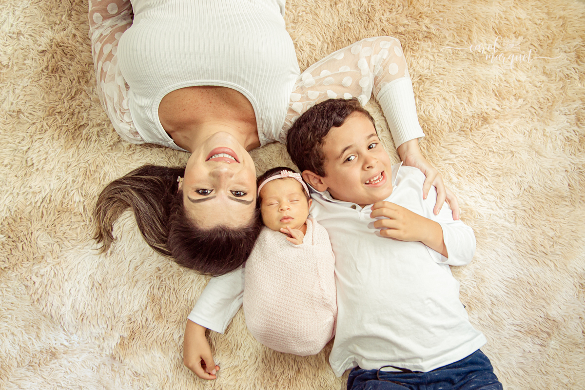 newborn recém nascido irmãos menina princesa flores floresta jardim autismo amigurumi chapeuzinho família Niterói Ensaio fotográfico