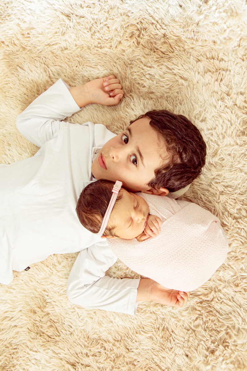 newborn recém nascido irmãos menina princesa flores floresta jardim autismo amigurumi chapeuzinho família Niterói Ensaio fotográfico