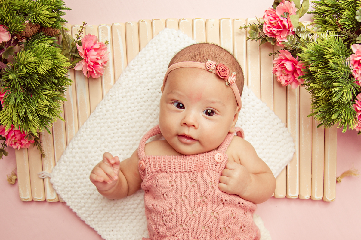 ensaio infantil fotografia de bêbe princesa floresta caramelo rústico boho romântico flores jardim 3 meses acompanhamento trimestral