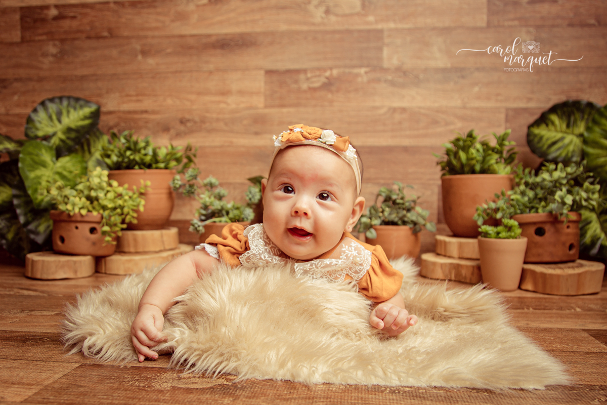 ensaio infantil fotografia de bêbe princesa floresta caramelo rústico boho romântico flores jardim 3 meses acompanhamento trimestral