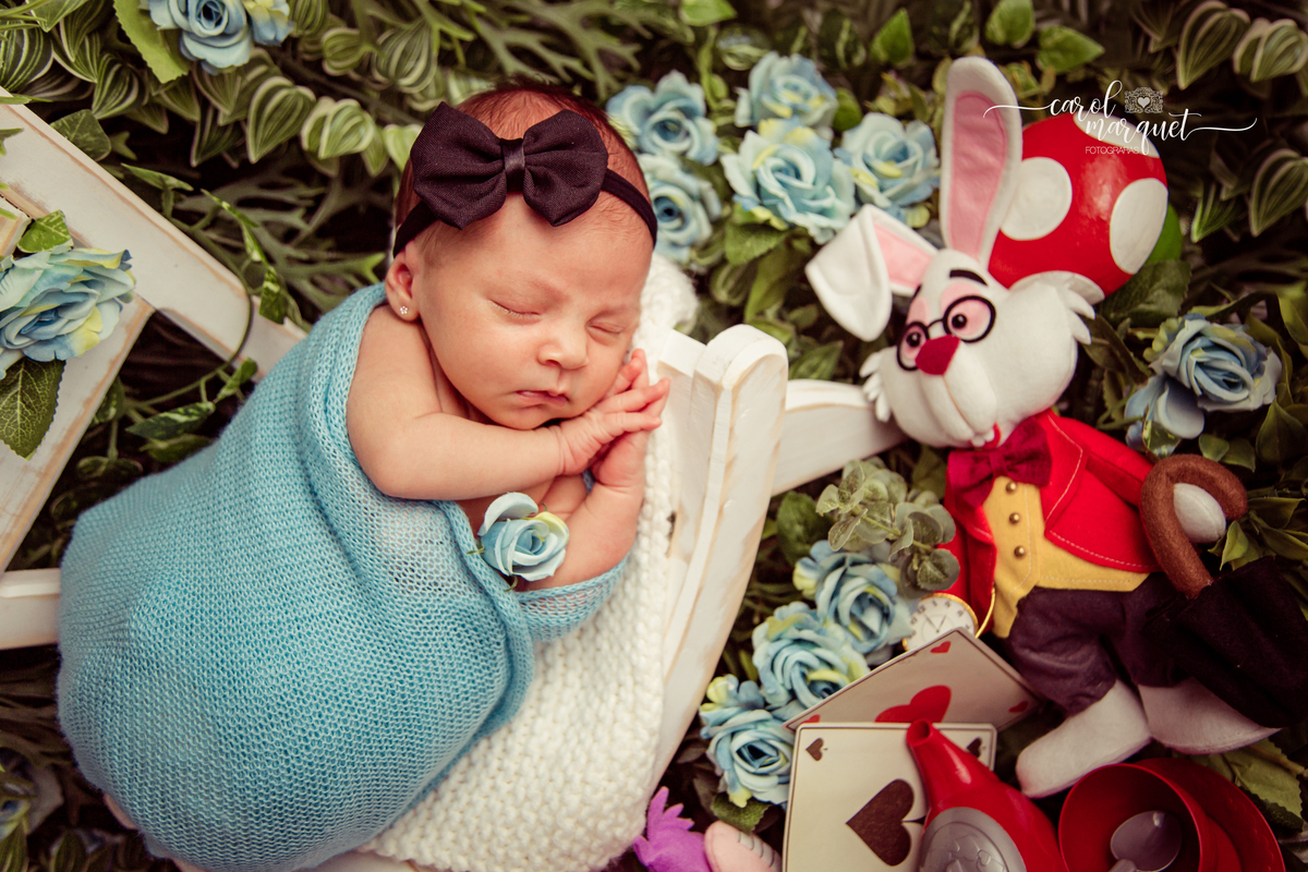 newborn recém nascido bebê neném criança Niterói Rio de Janeiro fotografia ensaio infantil domicílio família princesa alice no país das maravilhas jardim girassol floresta páscoa coelho
