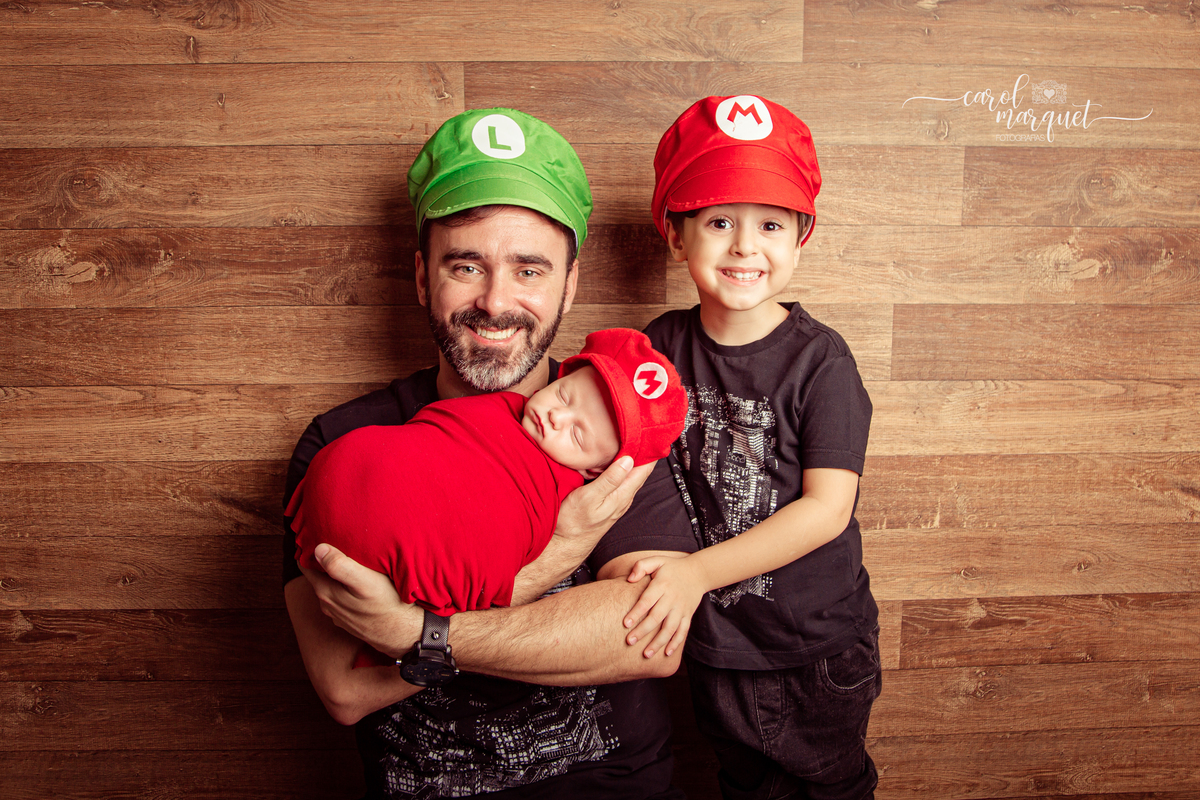 newborn recém nascido bebê neném Niterói Rio de Janeiro fotografia ensaio infantil família floresta natureza plantas mário bros anjo amor de irmão meninos filhos