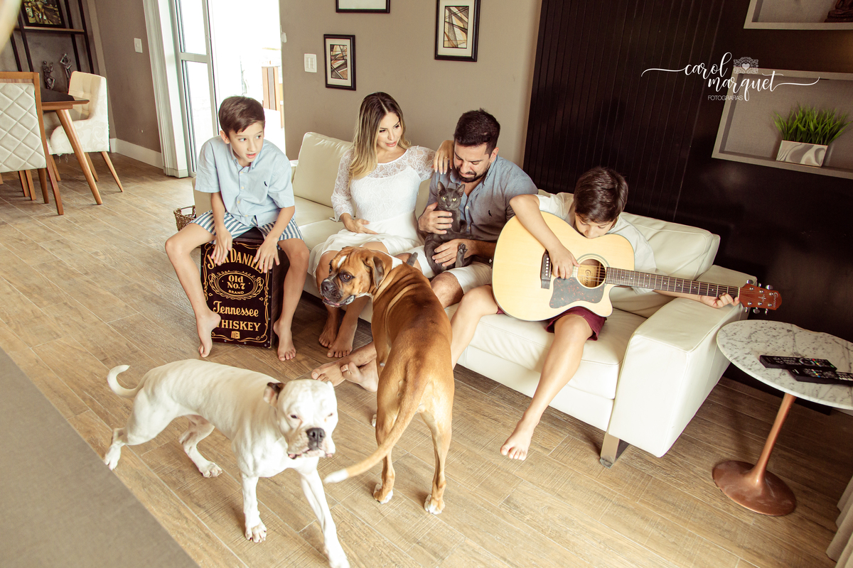 lifestyle home session domicílio gestação gestante Camboinhas Região Oceânica Praia família bebê criança irmãos cachorros música músicos violão