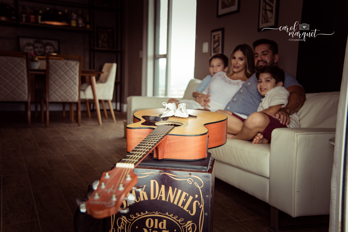 lifestyle home session domicílio gestação gestante Camboinhas Região Oceânica Praia família bebê criança irmãos cachorros música músicos violão
