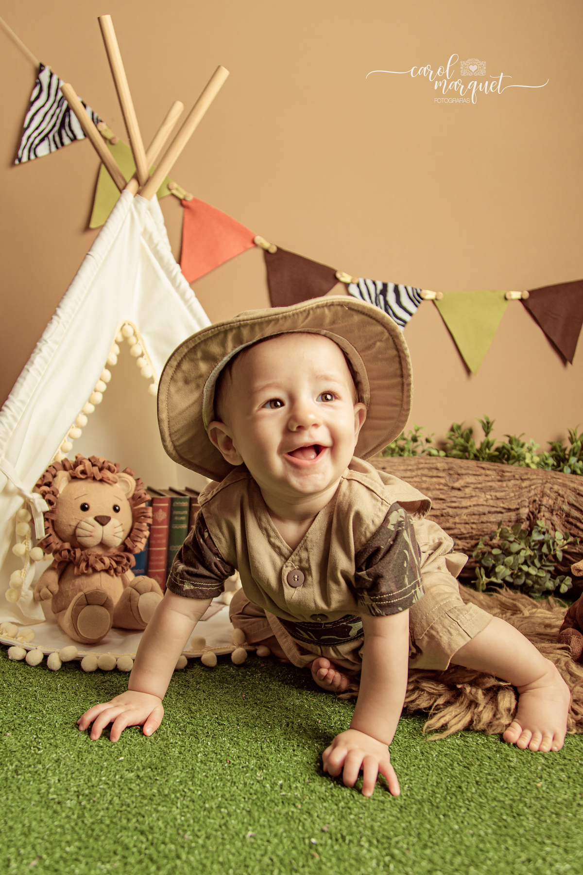 safari floresta leão elefante feltro acompanhamento mensal trimestral príncipe menino ensaio fotográfico Niterói Rio de Janeiro Itaipu padeiro boulanger pão família