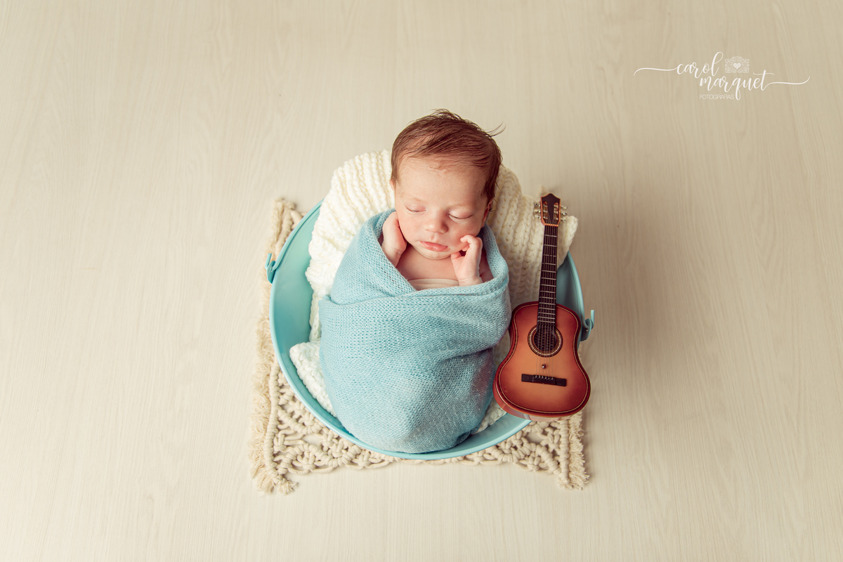 newborn recém nascido fotografia retrato Niterói Rio de Janeiro príncipe ovelha violão espaço astronauta irmão ninho