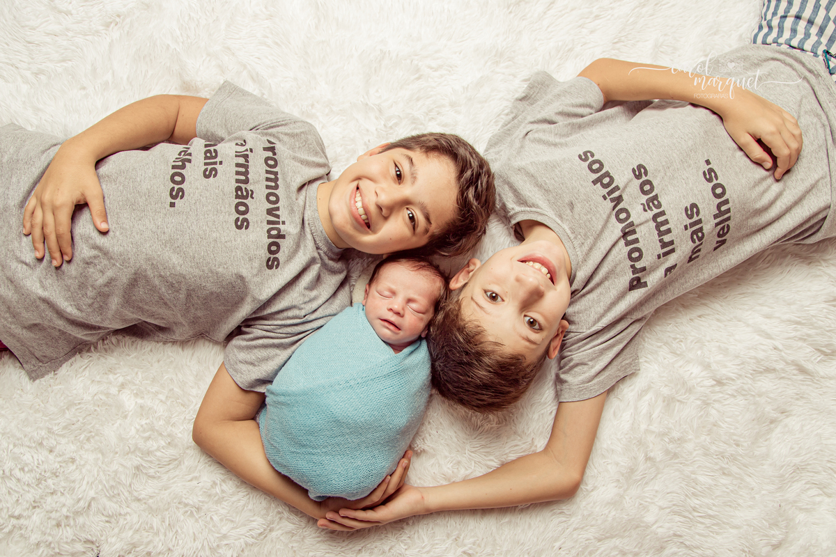 newborn recém nascido fotografia retrato Niterói Rio de Janeiro príncipe ovelha violão espaço astronauta irmão ninho