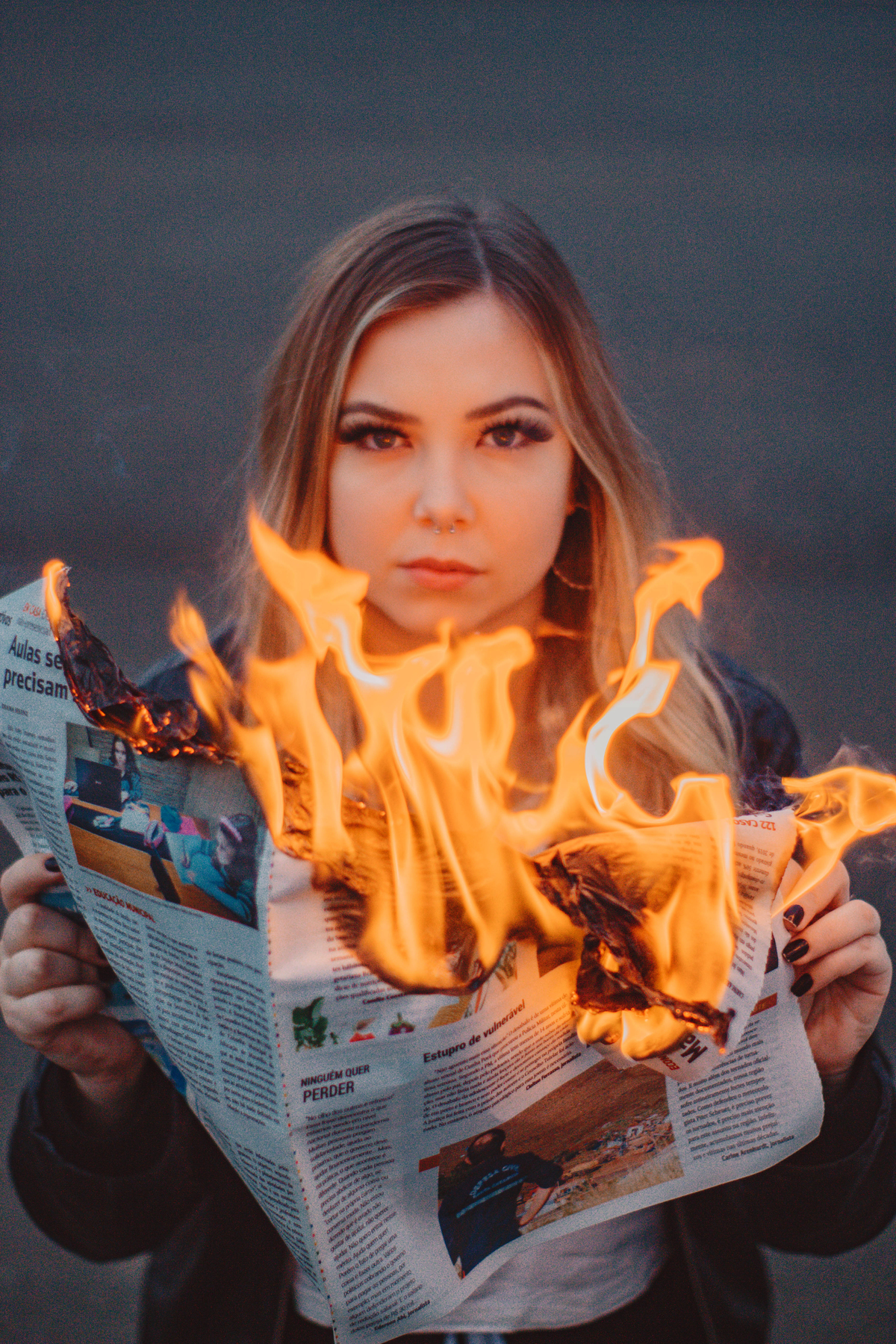 Ensaio feminino com jornal pegando fofo