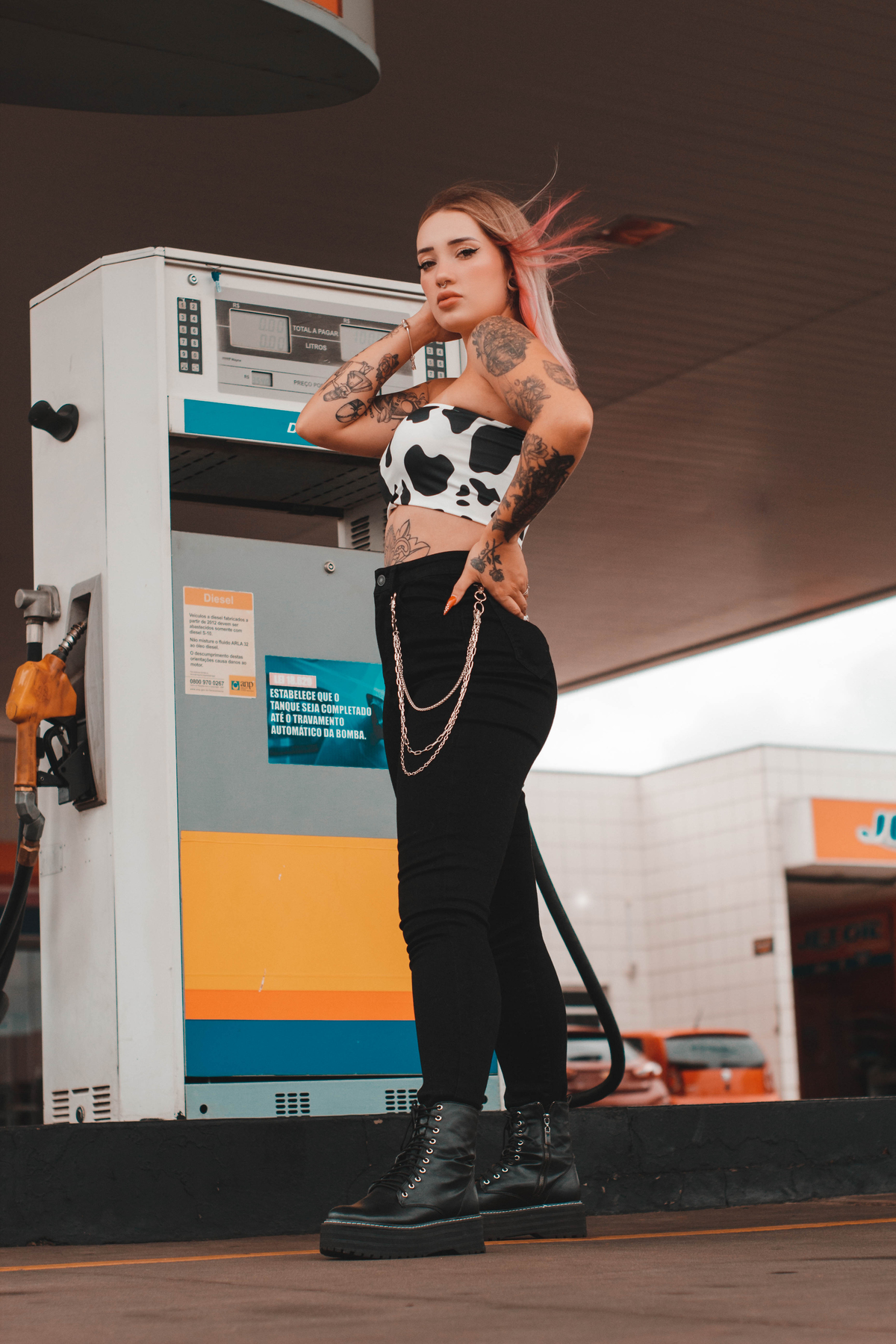 Ensaio feminino em posto de gasolina