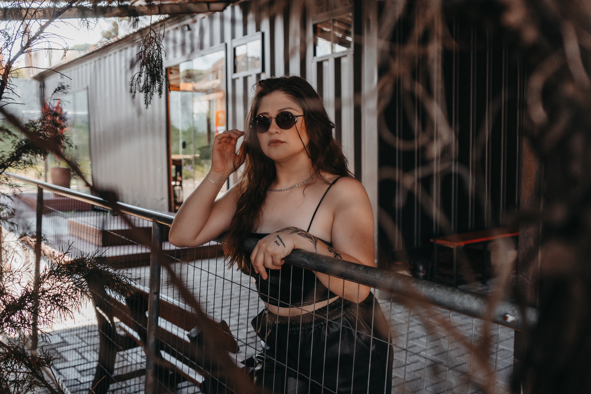 foto urbana feminina com óculo