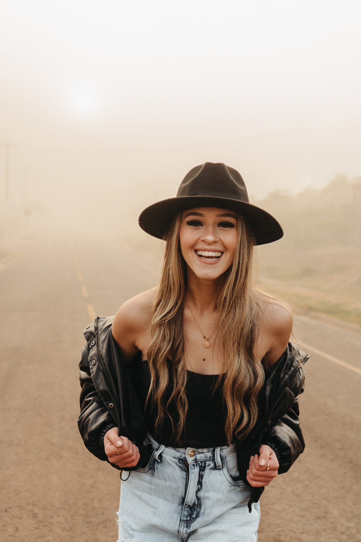 ensaio feminino urbano com neblina