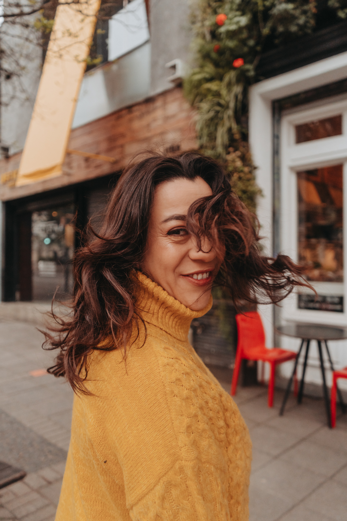 ensaio feminino em um café