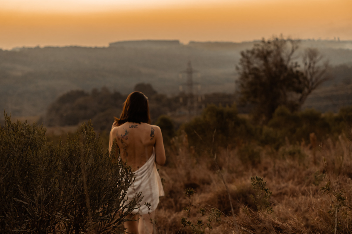 Ensaio feminino sensual na natureza com toalha