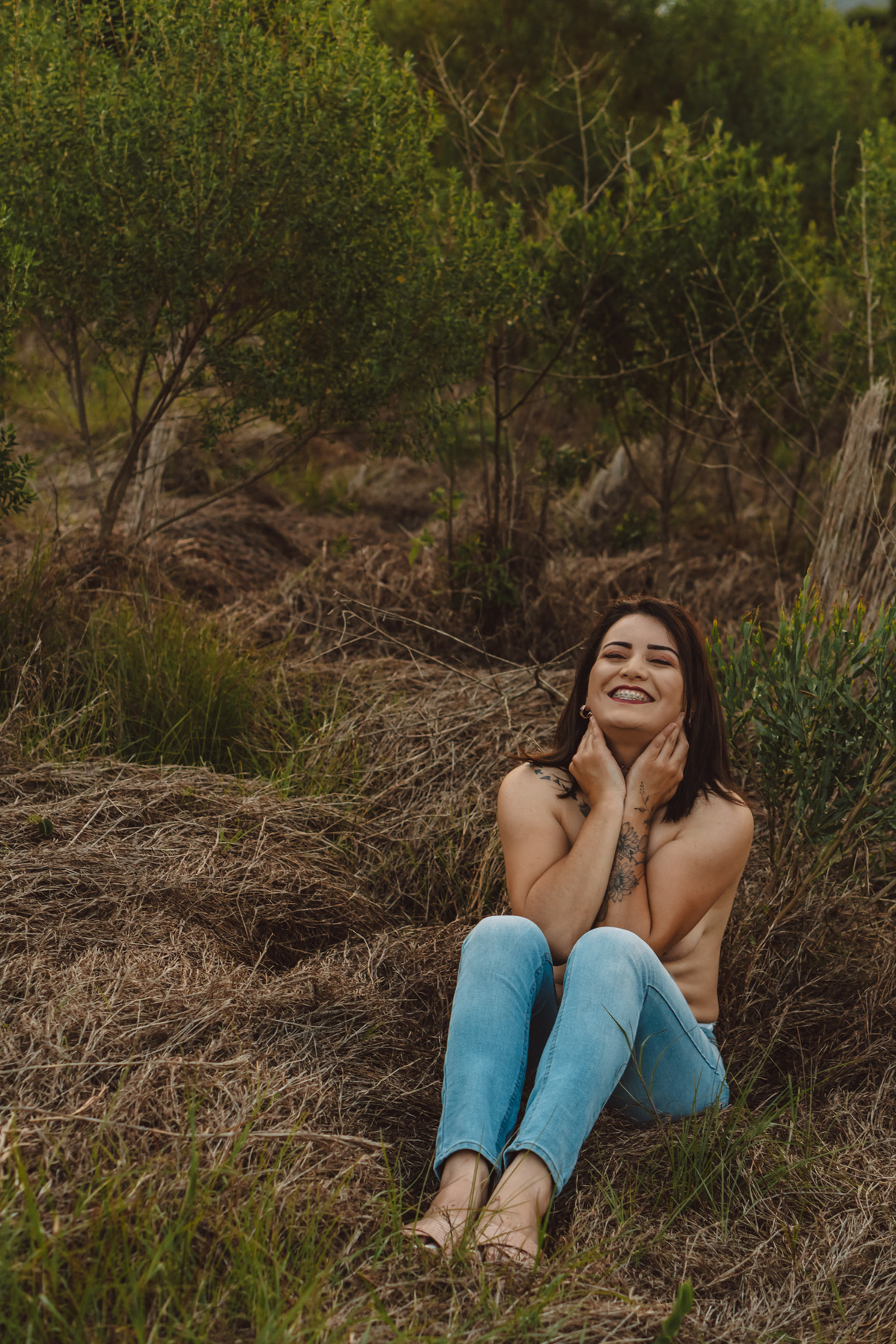Ensaio feminino em terreno baldio com calça jeans