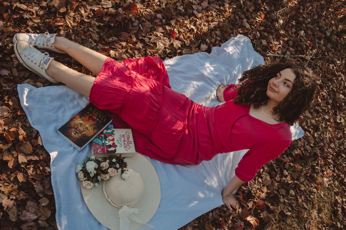 Ensaio feminino com livros boho