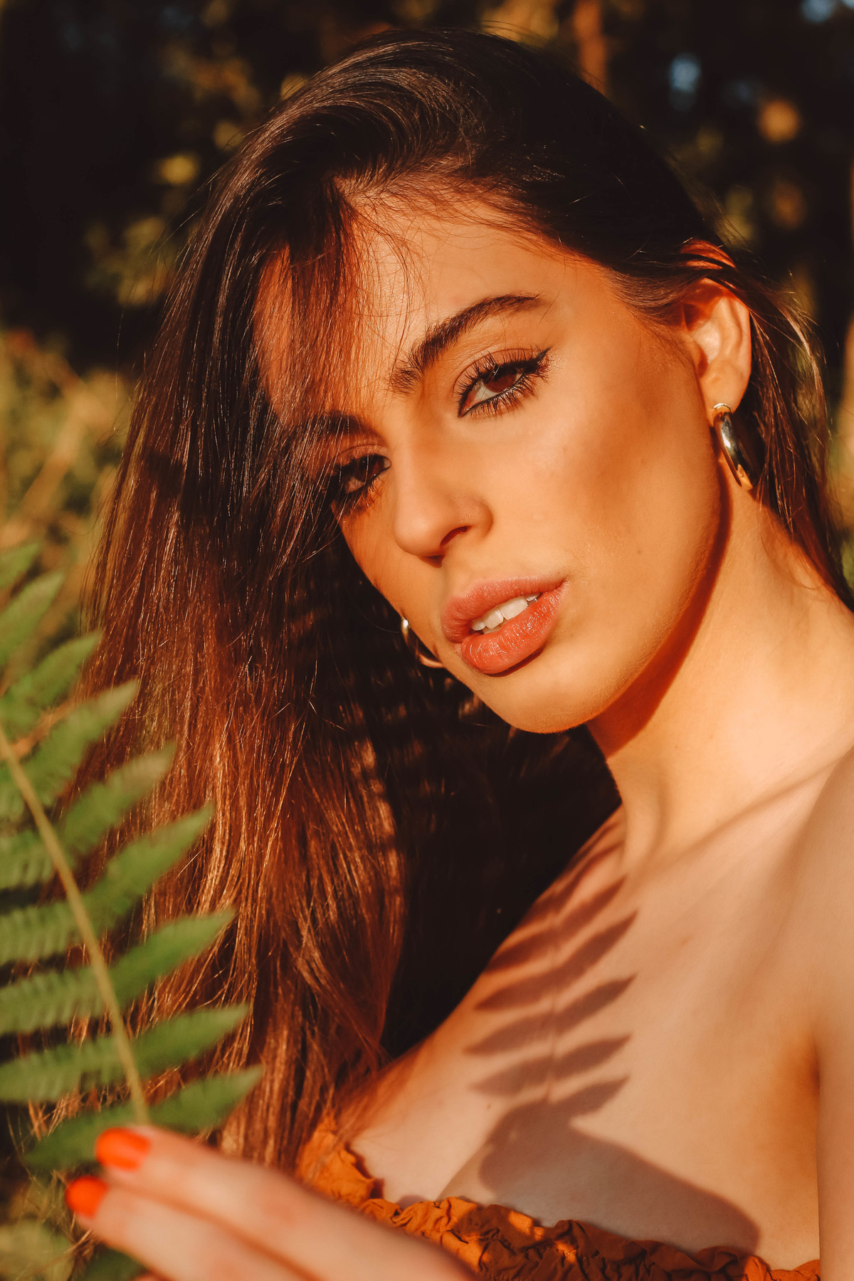 Foto feminina com flores