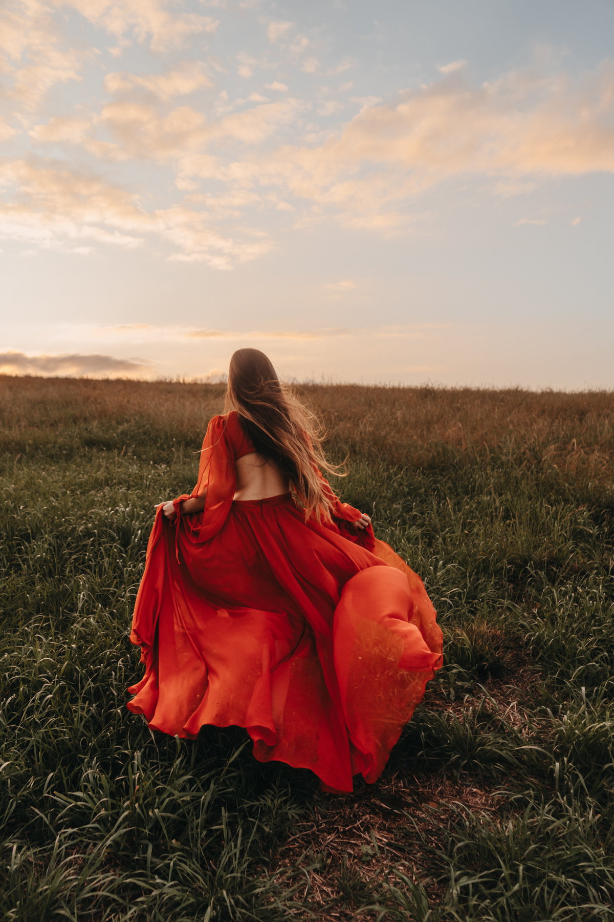 Ensaio feminino delicado no por do sol vestido longo