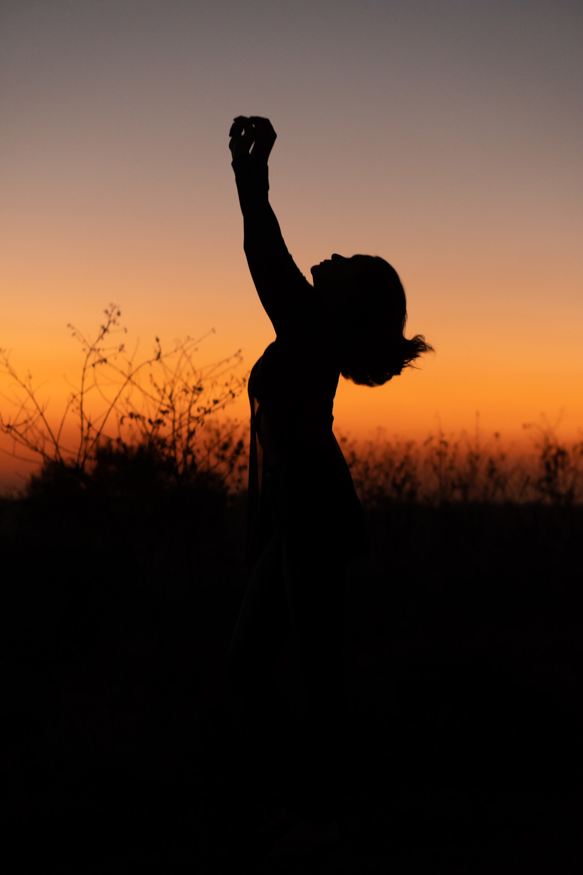 Foto feminina no pôr do sol