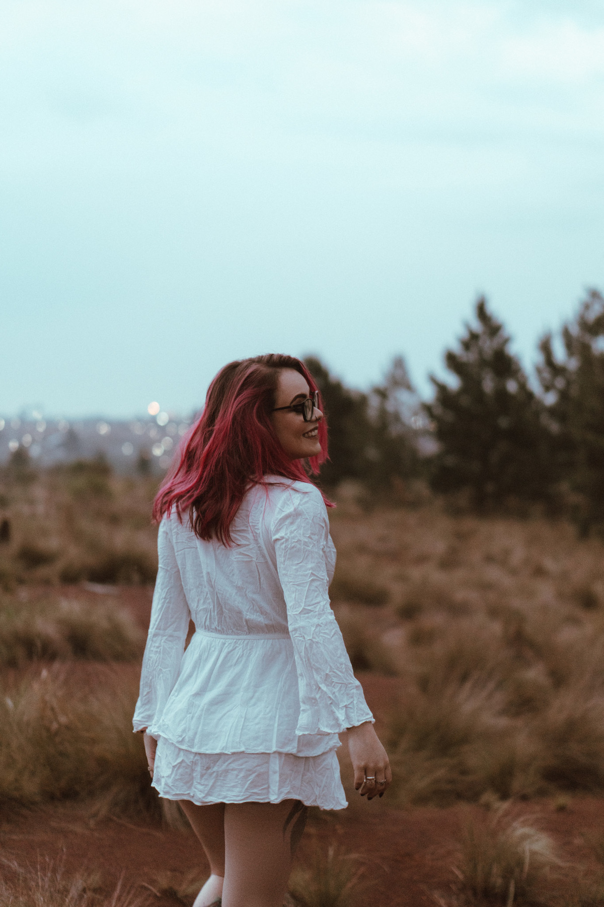 fotos femininas com sensação de liberdade look branco vestido