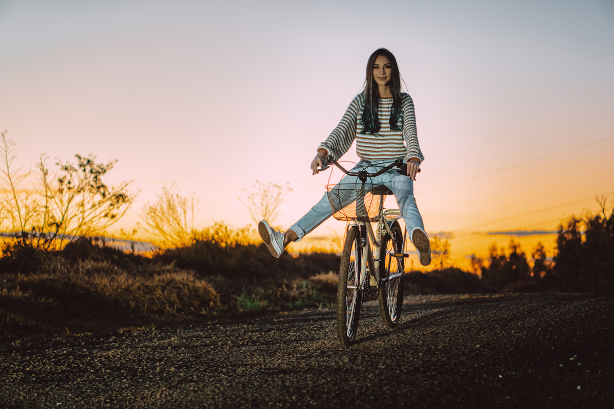 Ensaio de 15 anos com itens que a Stefany gostava, neste caso era uma bicicleta