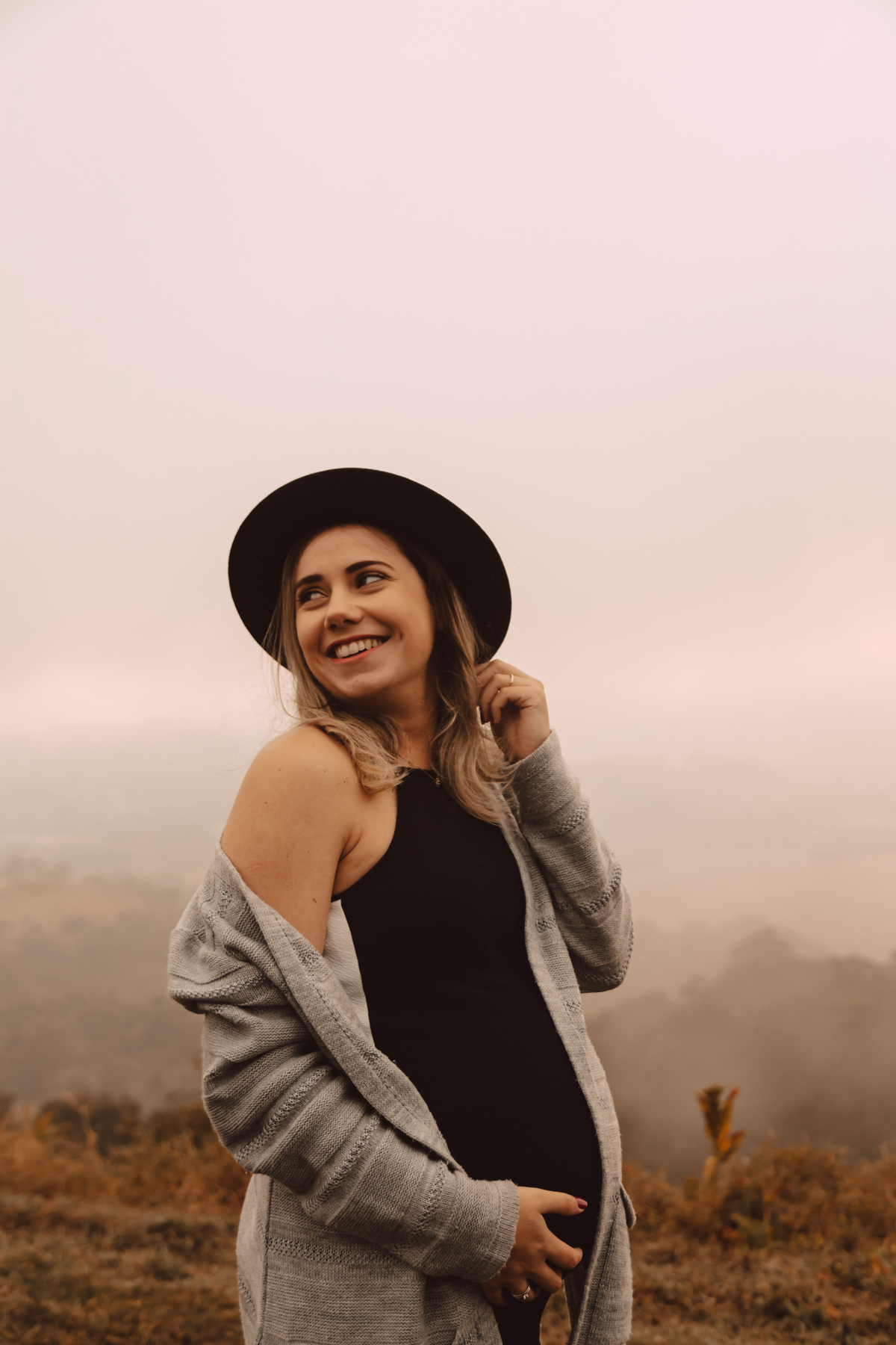 Ensaio de gestante feito às 07h em uma neblina e com um estilo de mamãe moderna