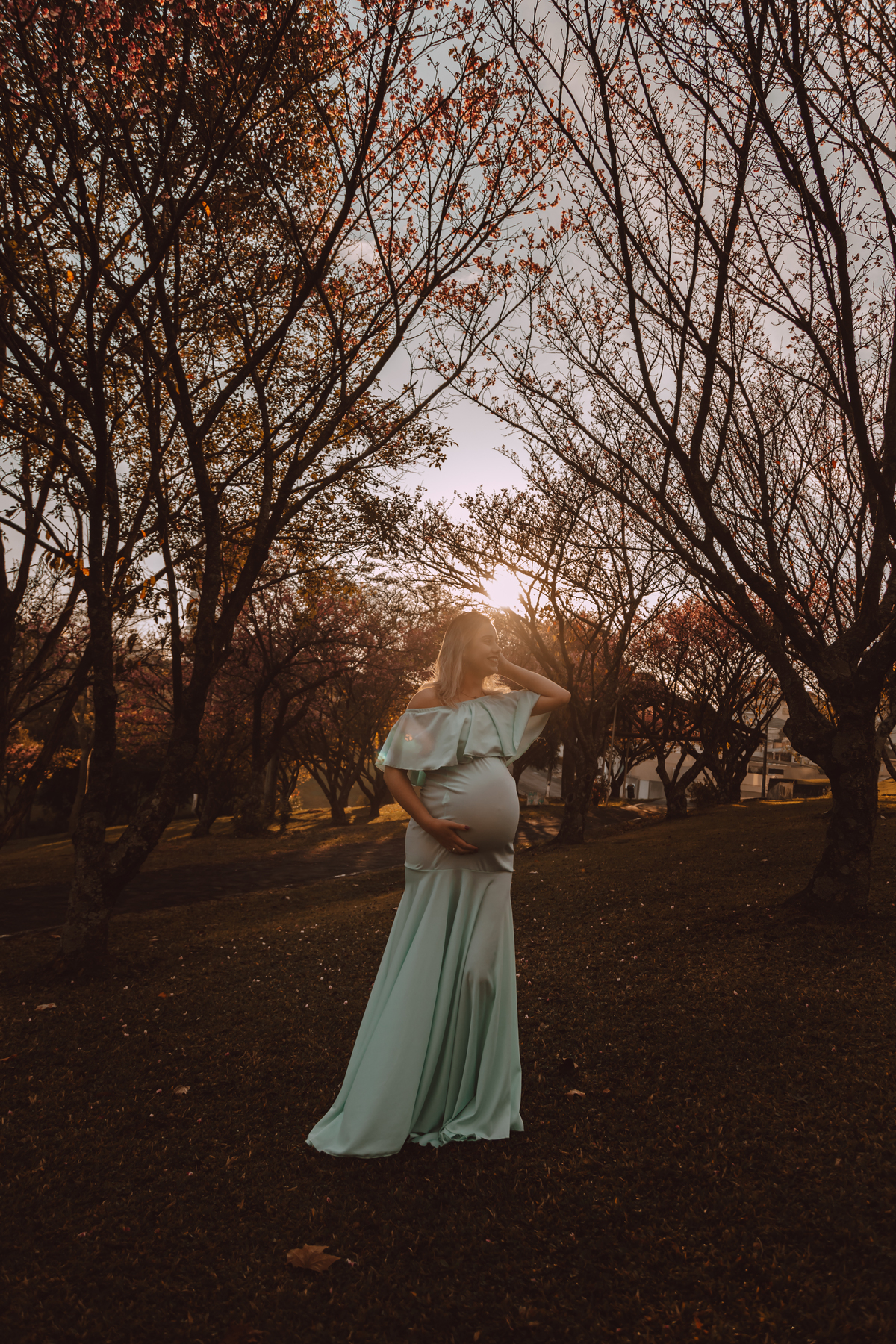 Ensaio de gestante feito com um vestido amarelo