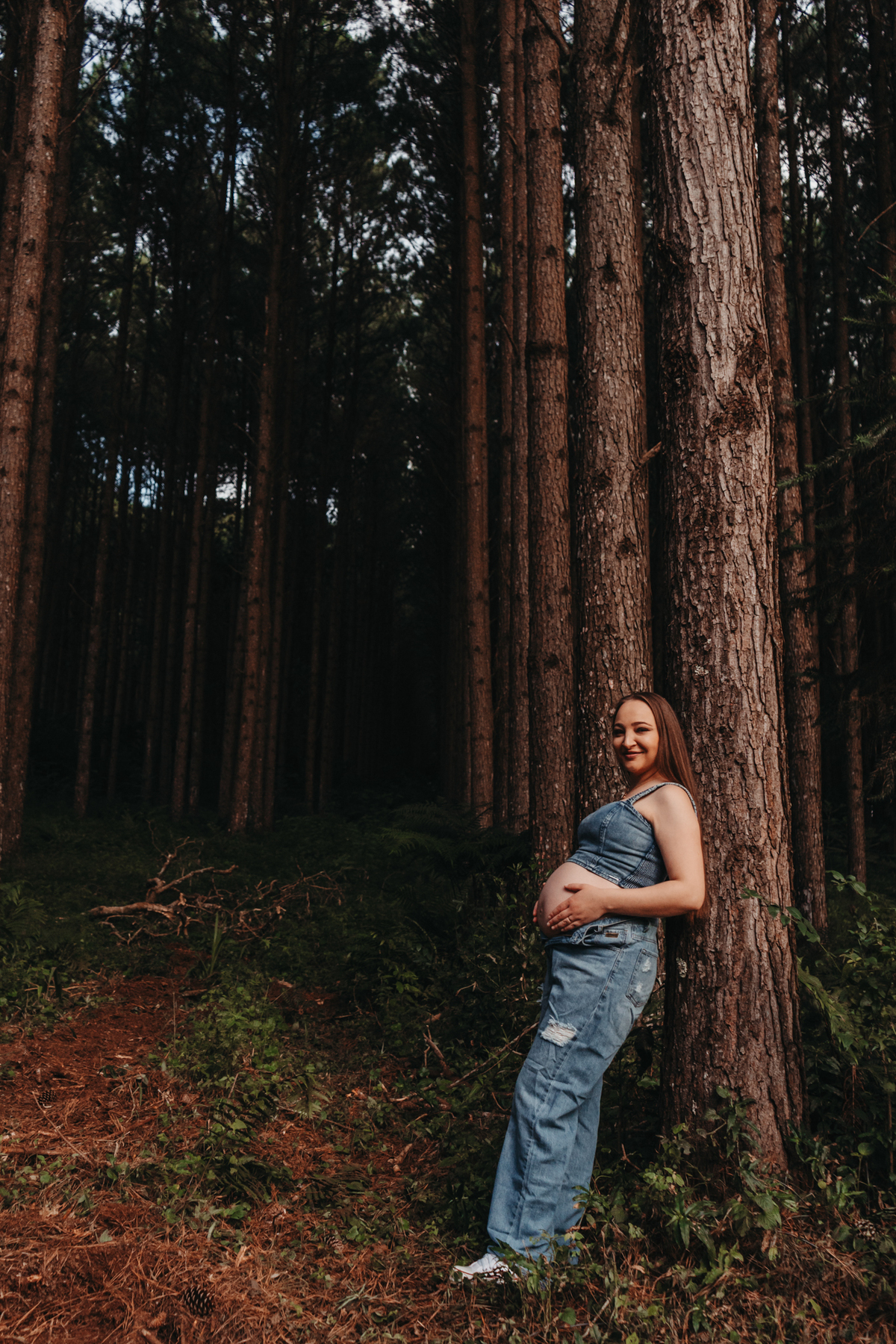 gestante com look jeans