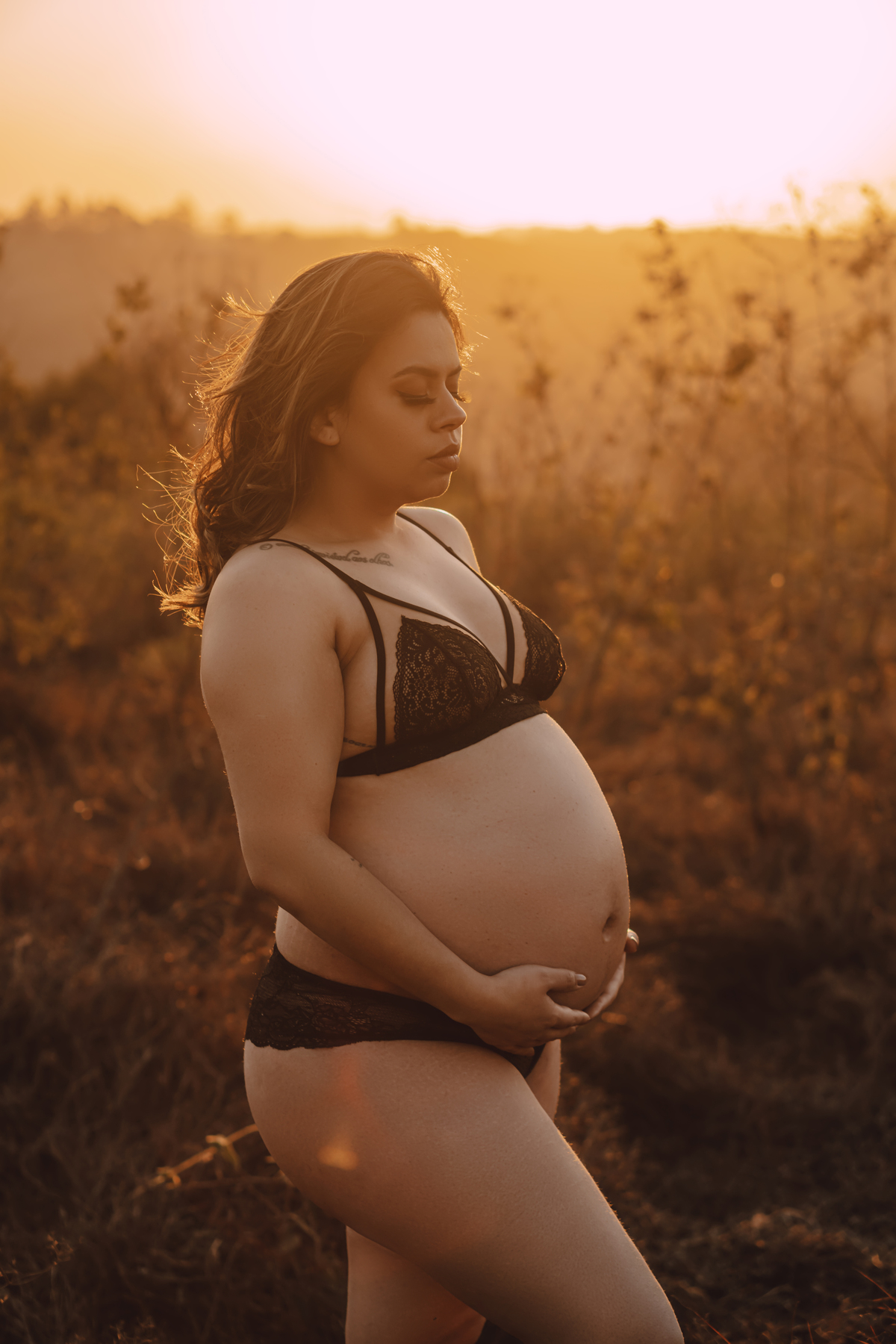 Ensaio de gestante no pôr do sol feito de calcinha e sutiã 