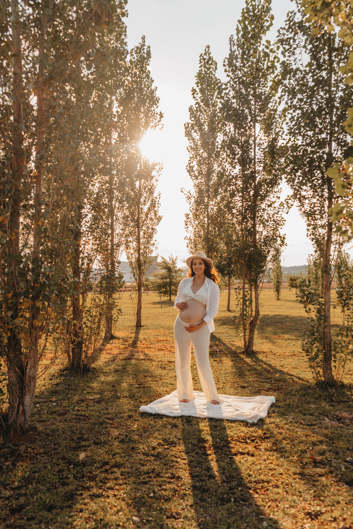 gestante na natureza final do dia