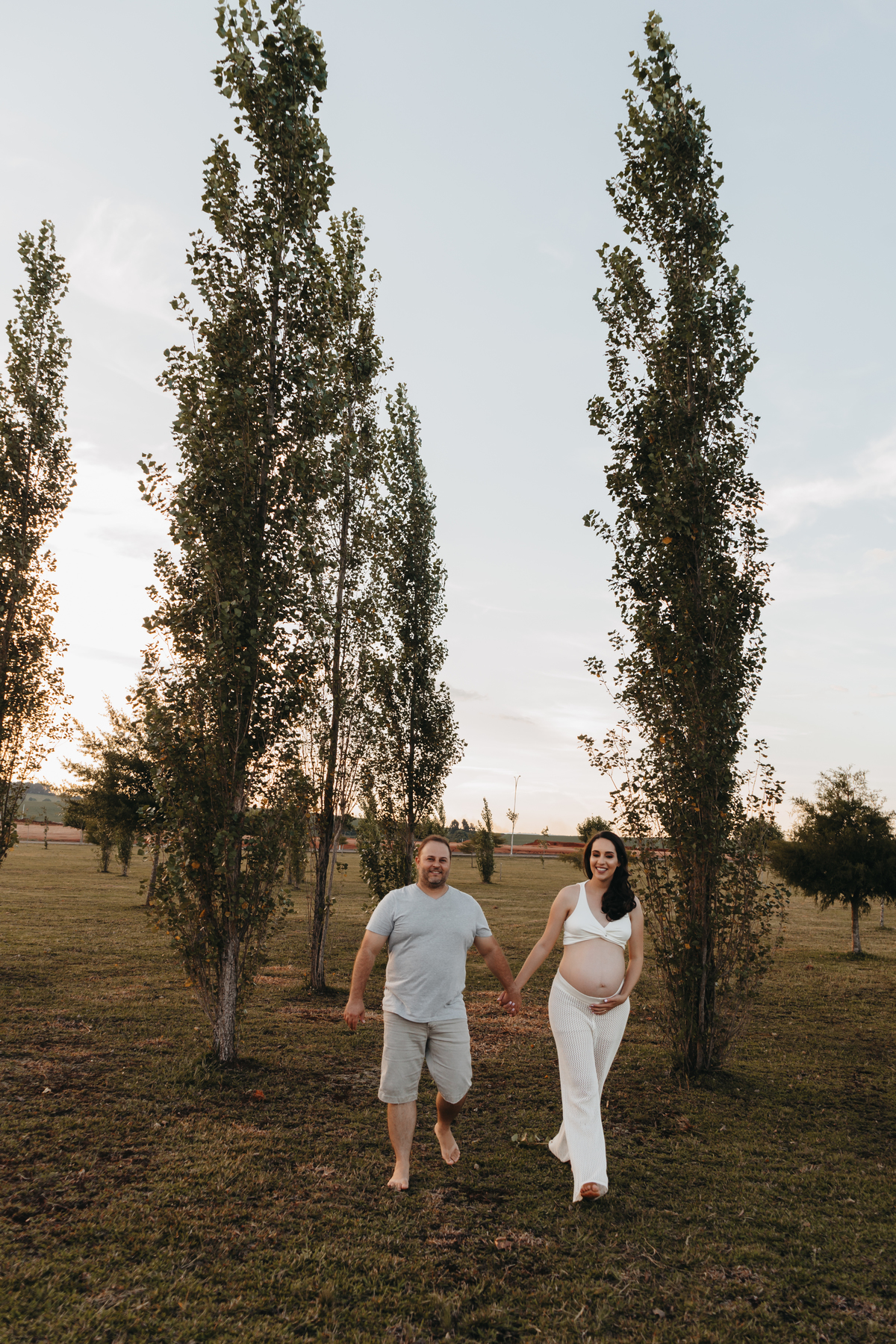 gestante na natureza final do dia