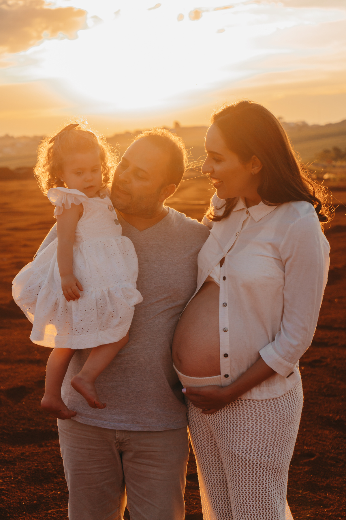 gestante na natureza final do dia