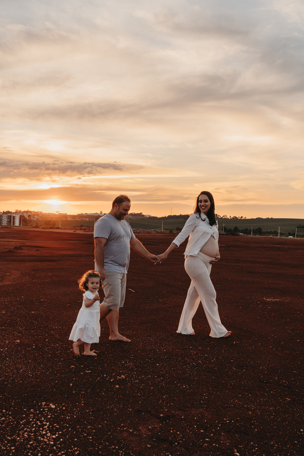 gestante na  terra final do dia