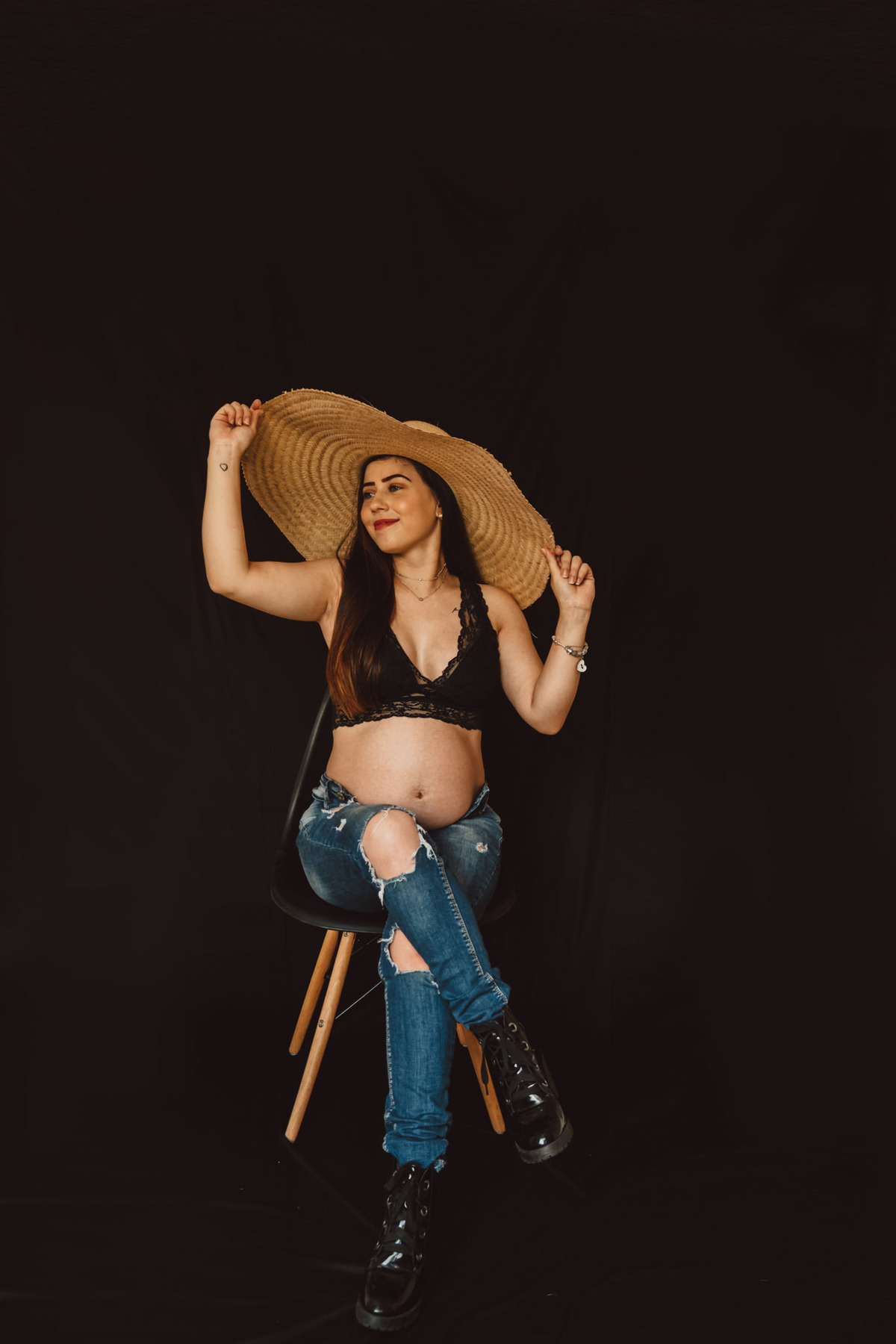 Ensaio gestante no estúdio com cadeira preta