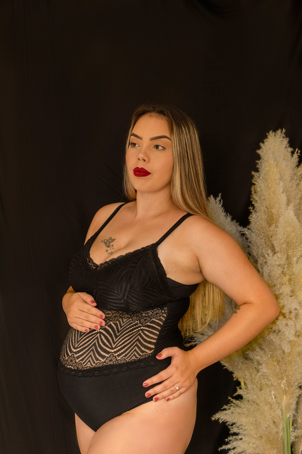 Ensaio gestante no estúdio com pampas