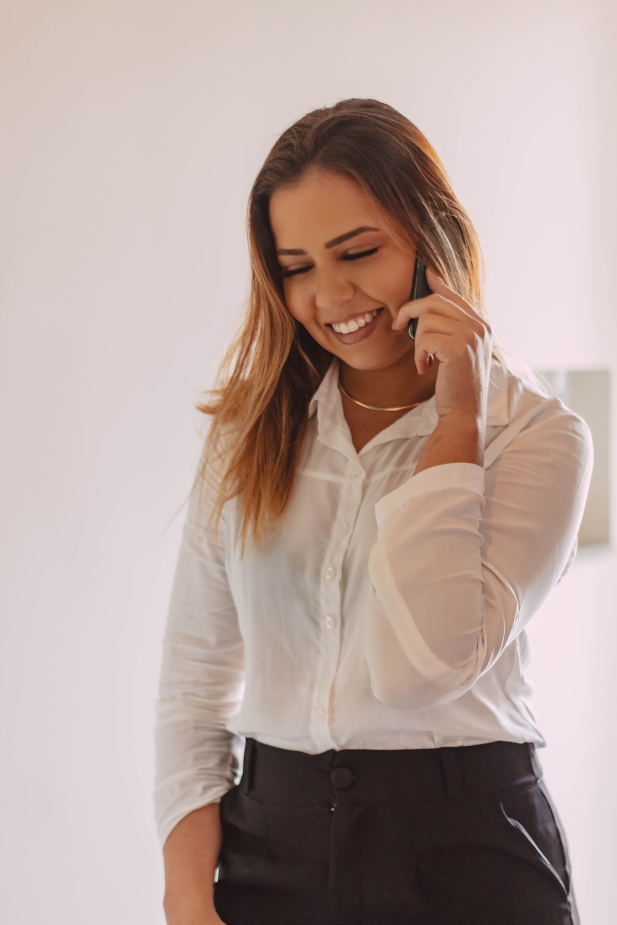 Ensaio corporativo com celular na mão para post sobre atendimento