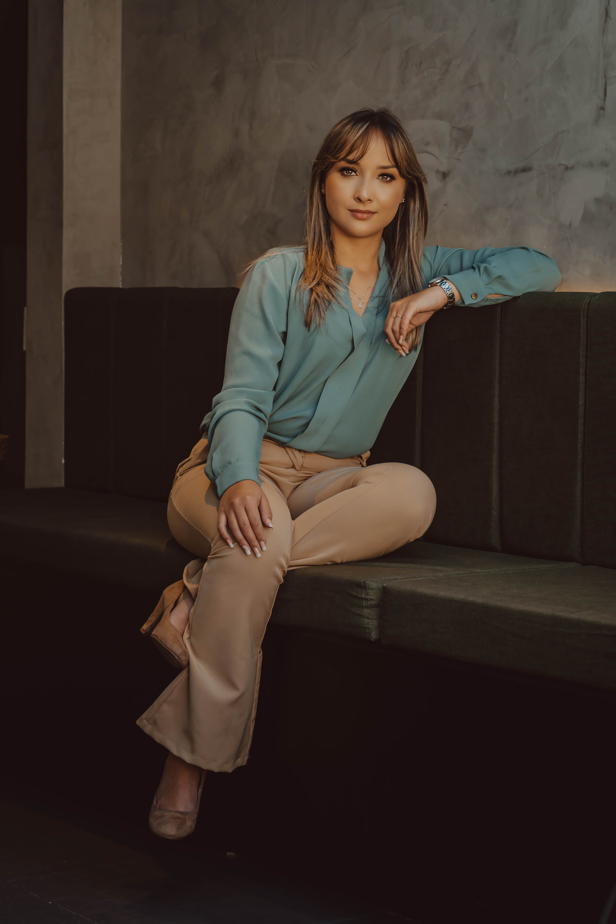 Ensaio corporativo de uma advogada em um café