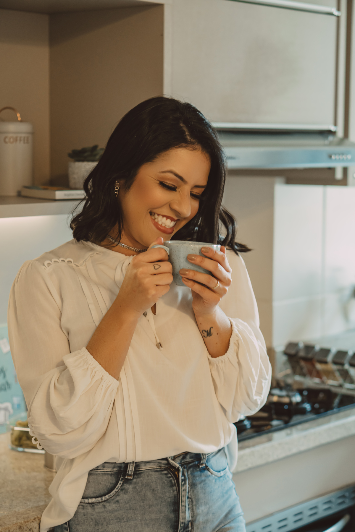 Ensaio corporativo com xícara na mão