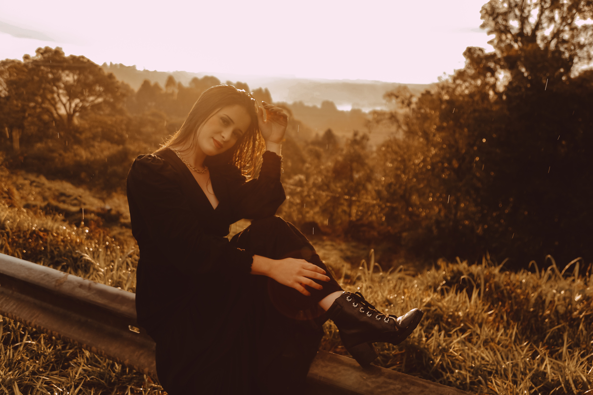 Ensaio Feminino no Pôr do Sol no meio da BR
