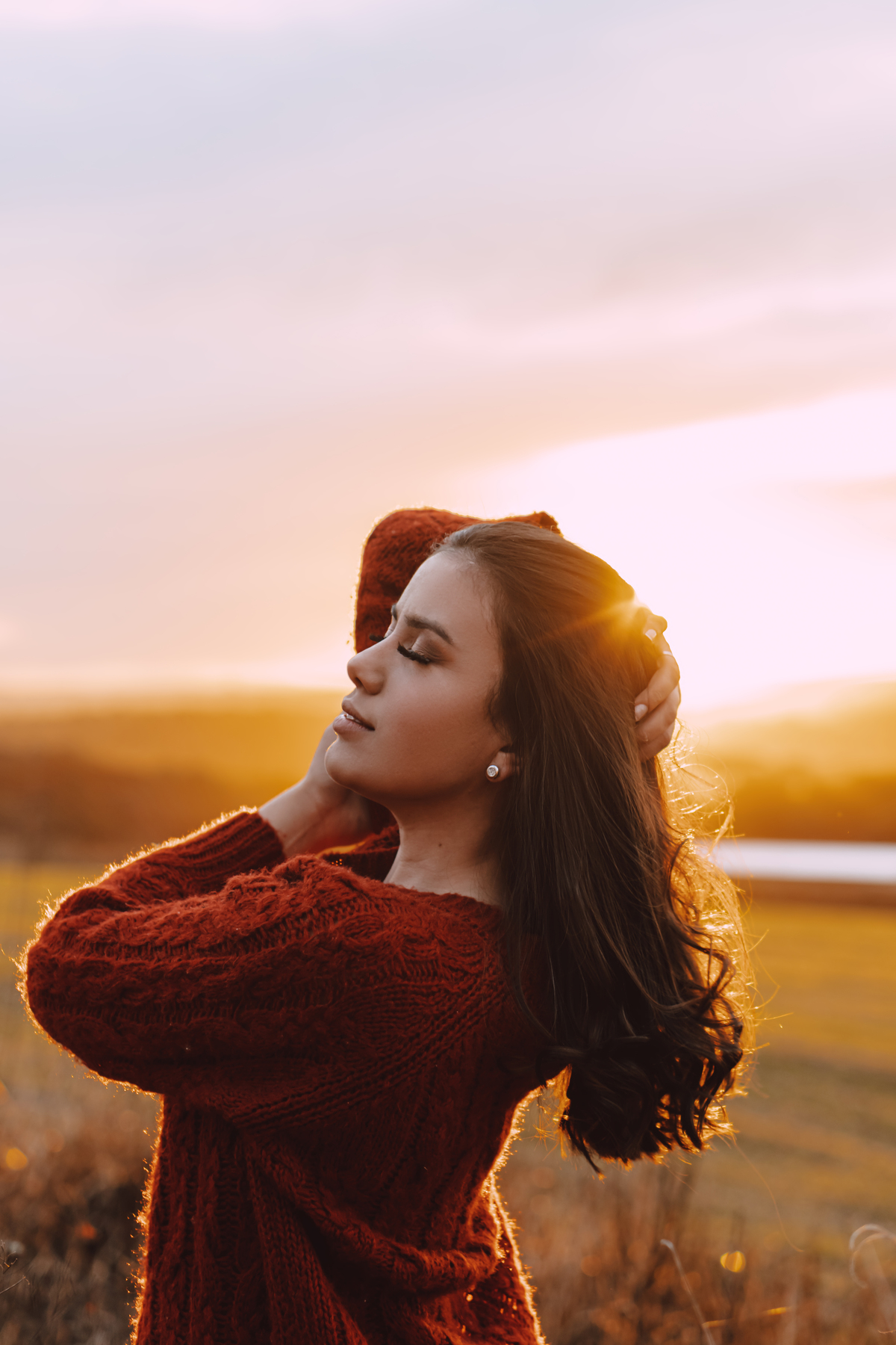 Ensaio Feminino no Pôr do Sol em meio a natureza