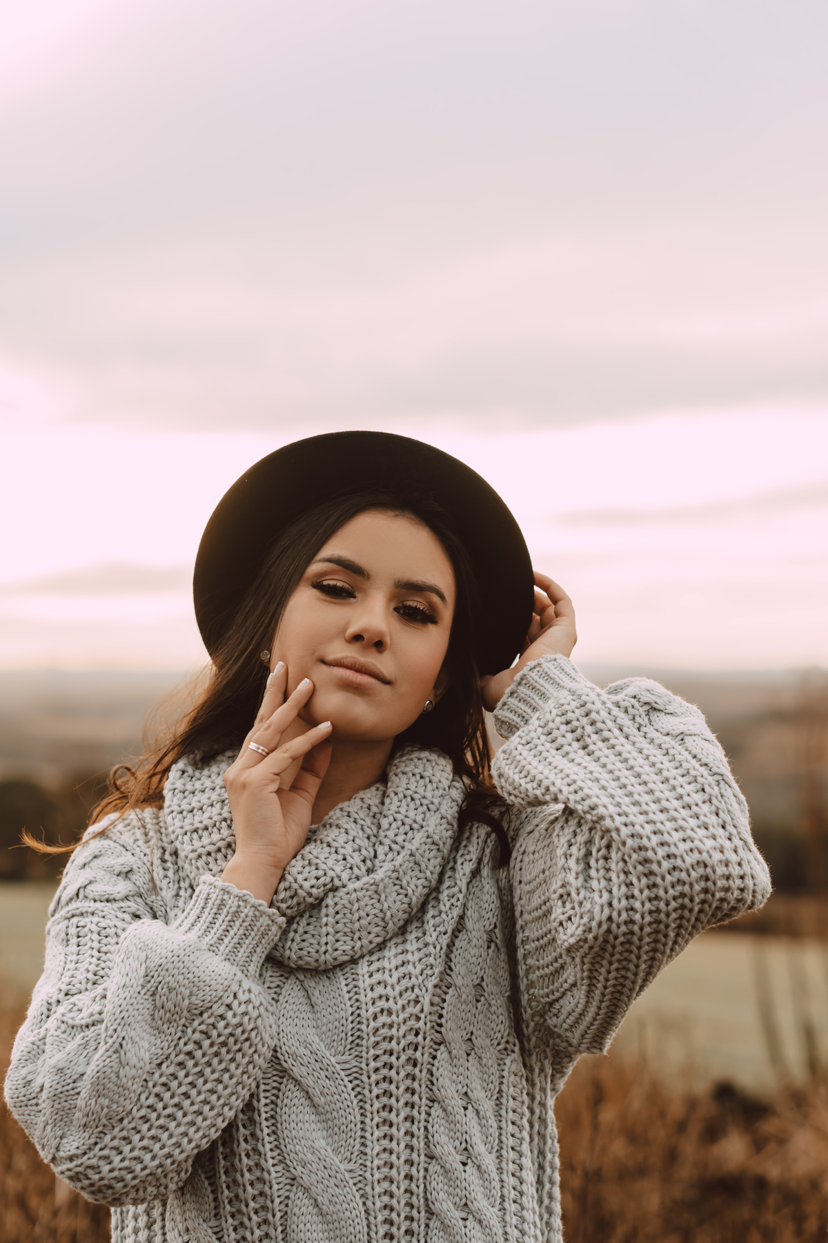 Ensaio Feminino em um dia frio usando uma lã com um chapéu