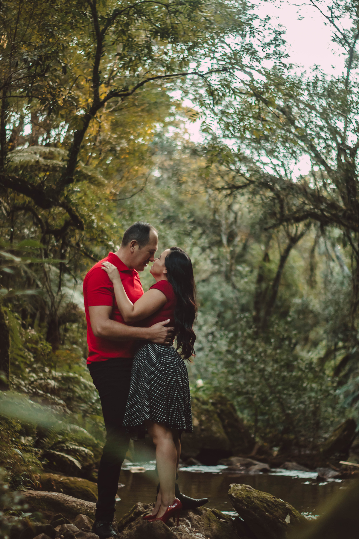 Ensaio de casal feito na natureza